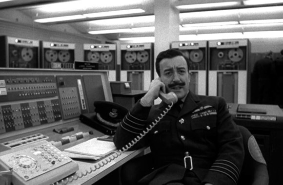 daktaras-streindzlavas-arba-kaip-as-nustojau-jaudintis-ir-pamilau-atomine-bomba-angl-dr-strangelove-or-how-i-learned-to-stop-worrying-and-love-the-bomb-1964