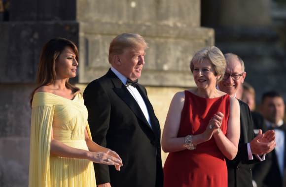 JAV prezidentas Donaldas Trumpas, pirmoji ponia Melania Trump, Didžiosios Britanijos ministrė pirmininkė Theresa May ir jos vyras Phillipas May