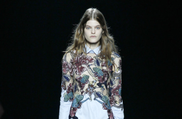 Mary Katrantzou 2015 m. pavasario-vasaros kolekcijos modelis