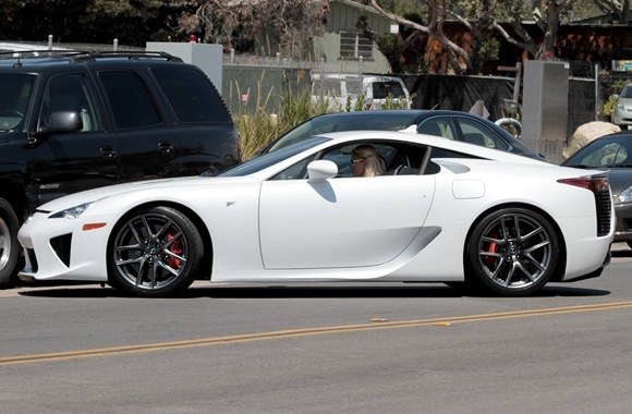 Paris Hilton su seserimi Nicky „Lexus LFA“ automobilyje