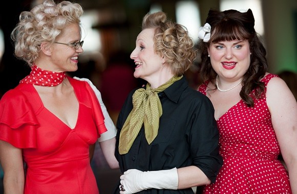 Moterys apsirengusios retro drabužiais