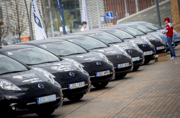 Elektromobilių lenktynių dalyviai Europos aikštėje