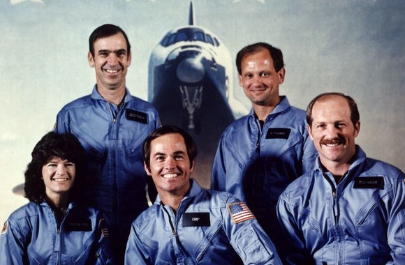 Kosminio erdvėlaivio „Challenger“ STS-7 misijos komanda:  (iš kairės) Sally Ride,  Johnas Fabianas, Robertas Crippenas, Normanas Thagardas ir  Frederickas Hauckas