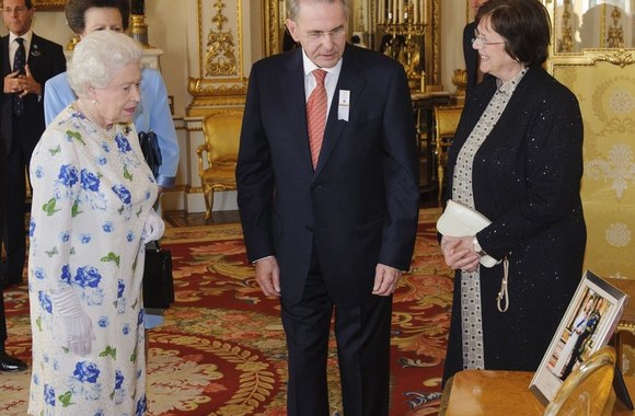 Karalienė Elizabeth II su Tarptautinio olimpinio komiteto vadovu Jacquesu Rogge ir jo žmona Anne