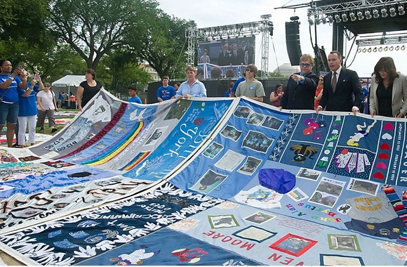 Eltonas Johnas su konferencijos organizatoriais