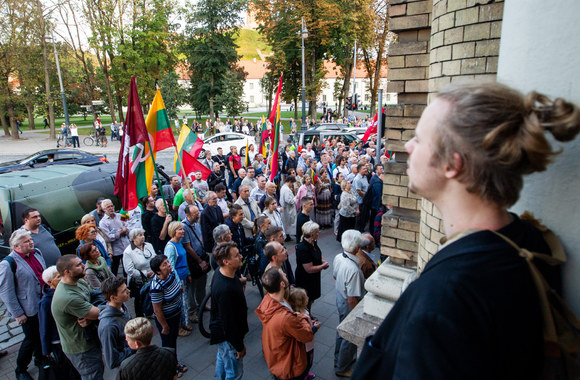 Prie Vrublevskių bibliotekos iškilmingai pagerbtas J. Noreikos-Generolo Vėtros ir visų kovojusių ir žuvusių už Lietuvos laisvę didvyrių atminimas/Pauliaus Peleckio/„ŽMONĖS Foto“ nuotr.