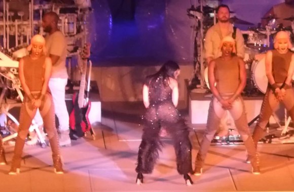 rihanna-w-drake-work-the-forum-los-angeles-ca-5416