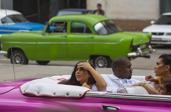 Kim Kardashian, Kanye Westas ir Kourtney Kardashian Kuboje