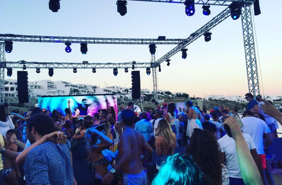 Neringos Šiaudikytės atsotogų Mikono saloje akimirka