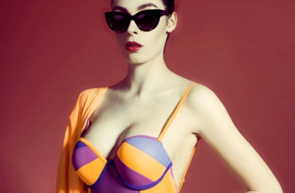 Kastės Svilaitės maudymosi kostiumėlių kolekcijos modelis