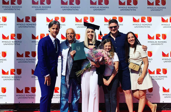 Liepa Mondeikaitė-Norkevičienė atsiėmė bakalauro diplomą / Asmeninio albumo nuotr.