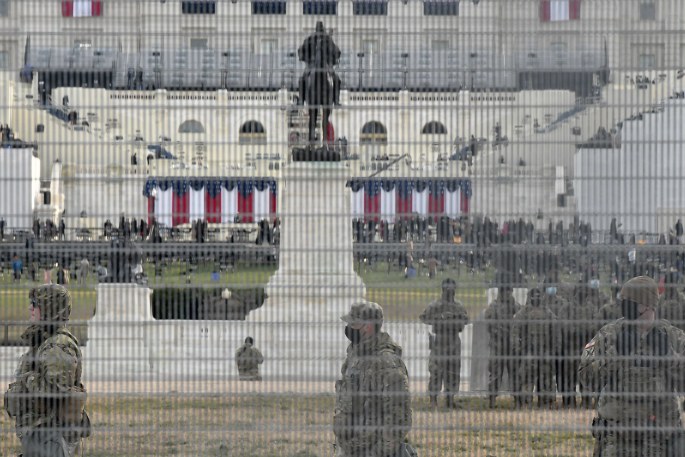 Už Baltųjų rūmų tvoros Vašingtono centras prieš inauguraciją įgijo distopišką vaizdą: jame budi 25 tūkst. Nacionalinės gvardijos karių, turinčių užtikrinti, kad nepasikartotų sausio 6-osios riaušės / Scanpix nuotr.