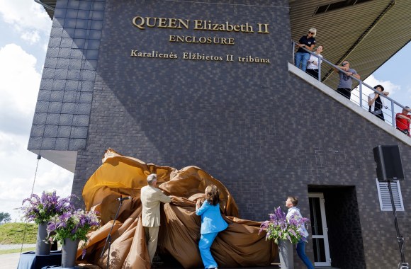 Lazdijų hipodromo tribūnai suteiktas karalienės Elizabeth II vardas / Dainiaus Stankaus nuotr.