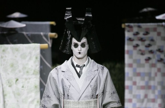 Thomo Browne'o 2016 m. pavasario-vasaros kolekcijos vyrams modelis