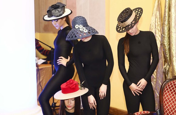 Annos Mois skrybėlaičių kolekcijos „Aštuonios“ pristatymas