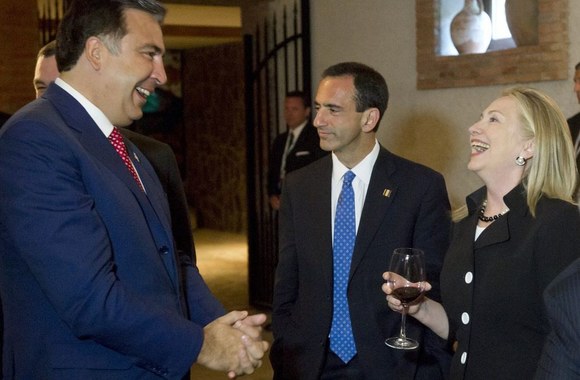 Gruzijos prezidentas Mikheilas Saakashvilis (kairėje) ir JAV valstybės sekretorė Hillary Clinton