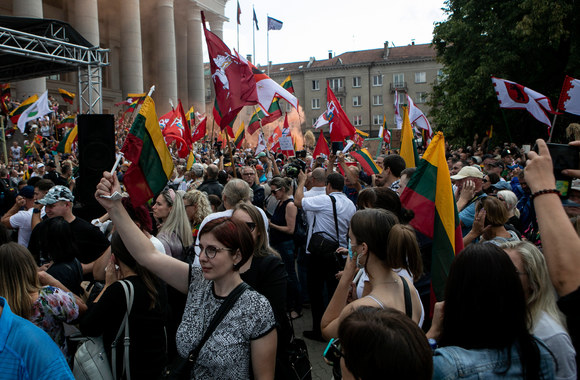 Mitingas prie Seimo prieš valdžios sprendimus dėl pandemijos valdymo / Pauliaus Peleckio / „ŽMONĖS Foto“ nuotr.