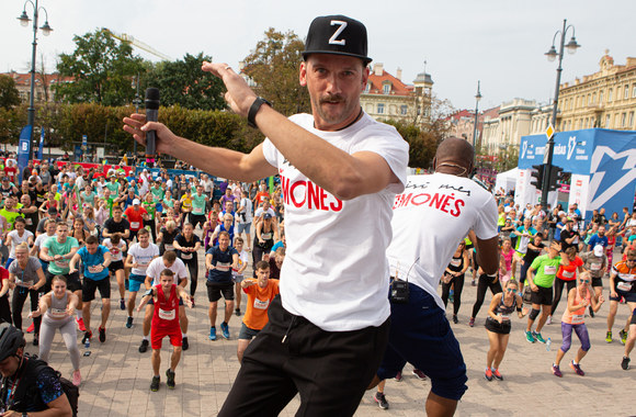 „Visi mes žmonės“ bėgikų apšilimas su treneriu Žanu Klodu Edorhu/ Gretos Skaraitienės nuotr.
