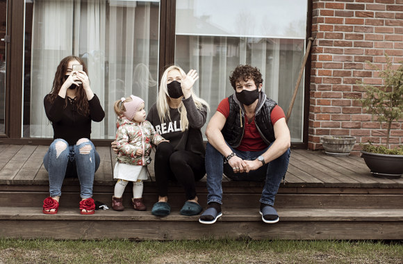 Ineta Stasiulytė su Deividu Meškausku ir dukromis Upe ir Frėja/„Razauskai Photography“ nuotr.