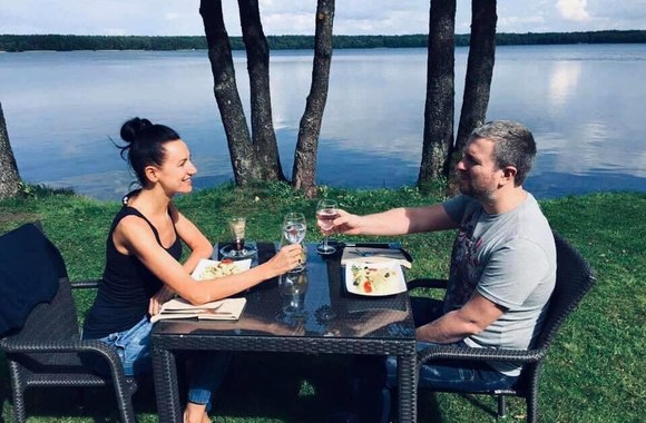 Pirmosios Katažinos ir Deivido Zvonkų vestuvių metinės prie Lavyso ežero/Asmeninio albumo nuotr.