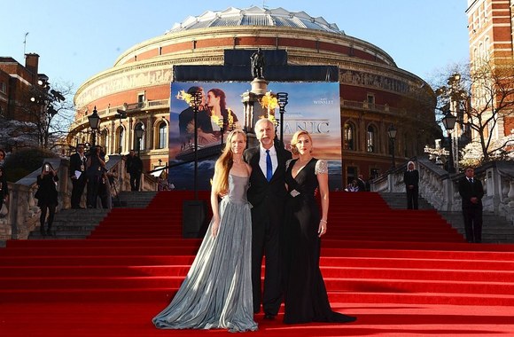 Jamesas Cameronas su žmona Suzy Amis (kairėje) ir Kate Winslet