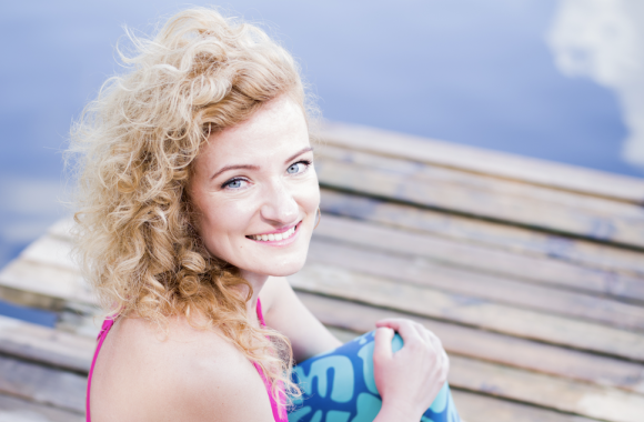 Justina Daukšaitė jogos užsiėmimus ant vandens vasaromis veda anksti ryte arba saulei leidžiantis/Astos Jasaitės nuotr.