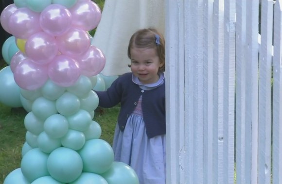 princess-charlotte-chases-bubbles-and-prince-george-plays-with-balloons