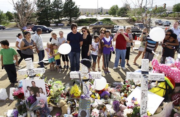 Christianas Bale'as ir Sandra Blažič (centre)
