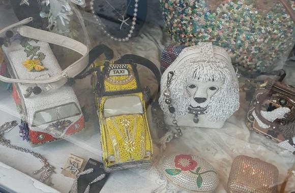 Parduotuvės vitrina su originaliomis rankinėmis