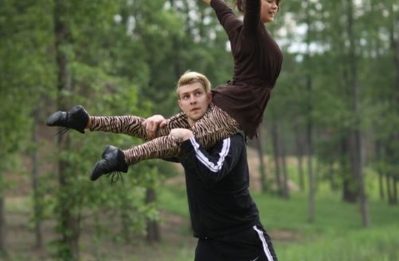 Akorius Mantas Stonkus su partnere mokosi šokių žingsnelius 