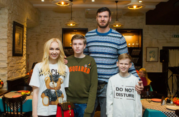 Darjušas Lavrinovičius su žmona Edita ir vaikais