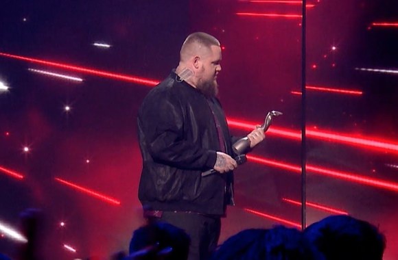 ragnbone-man-accepts-his-2017-critics-choice-award-brits-2017-nominations