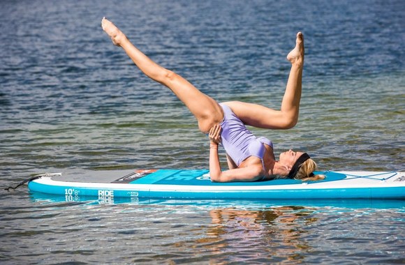 jolanta-leonaviciute-fitneso-pratimus-atlieka-ant-irklentes