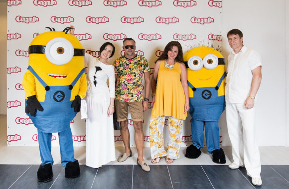 Ingrida Kazlauskaitė su draugu, Liveta ir Petras Kazlauskai