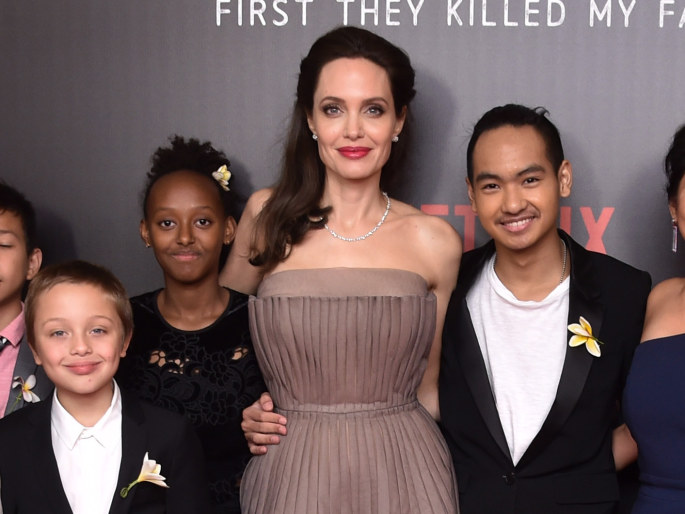 Angelina Jolie su savo vaikais/Vida Press nuotr.