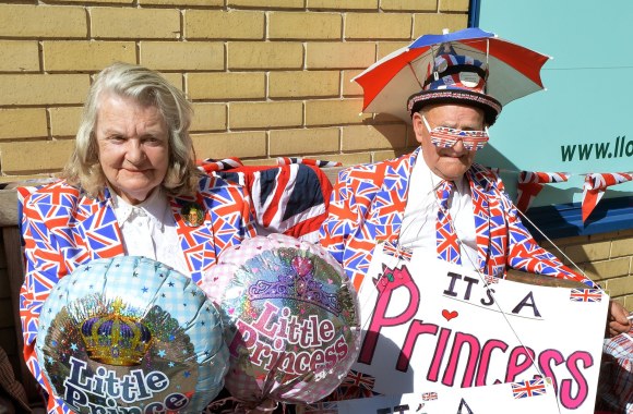 Karališkojo kūdikio gimimo laukiantys gerbėjai Margaret Tyler ir Terry Huttas