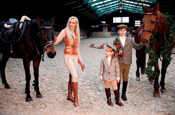 Lina Bražinskaitė-Tupikovskienė su vaikais įsiamžino šeimos fotosesijoje/Viktorijos Kuhlins nuotraukos, Gabrielės Marcinkevičiūtės makiažas