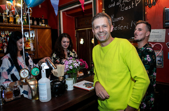 Andrius Tapinas šventė tapęs kokteilių baro savininku / Pauliaus Peleckio / „ŽMONĖS Foto“ nuotr.
