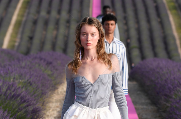 „Jacquemus“ 2020 m. pavasario/vasaros kolekcija/Vida Press nuotr.