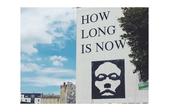 „Kiek trunka dabar“ – mėgstamiausias užrašas Berlyne