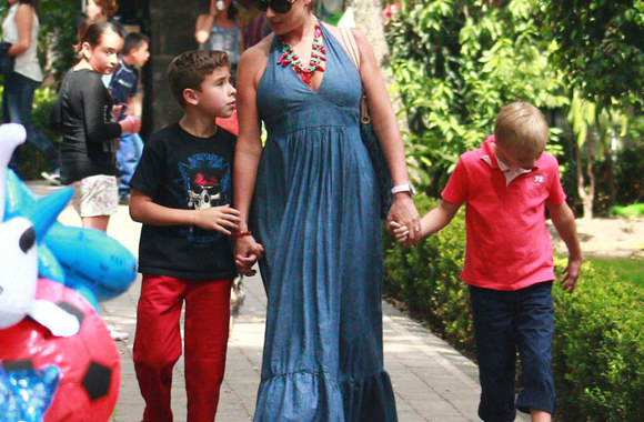 Leticia Calderon su sūnumis