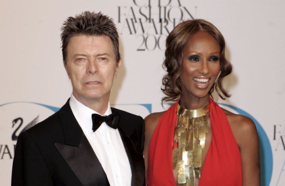 Šviesaus atminimo dainininkas Davidas Bowie su žmona Iman