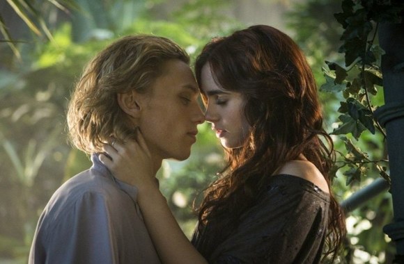 Lily Collins ir Jamie Campbellas Boweris filme „Mirties įrankiai: Kaulų miestas“