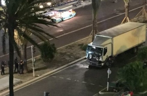 Nicoje į minią rėžėsi sunkvežimis