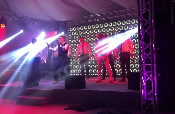 ke-wedding-groom-surprises-his-bride-with-a-dance-during-wedding-party