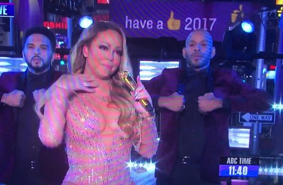 fiasko-virtes-popscenos-deives-mariah-carey-pasirodymas-per-tiesiogine-naujametine-laida
