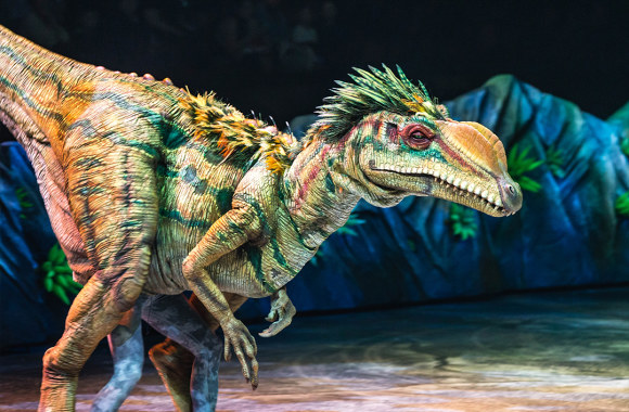 Didžiausio pasaulyje šou „Pasivaikščiojimas su dinozaurais“ pasirodymo ištraukos