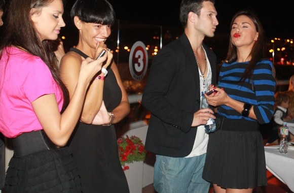 Dainininkas Vaidas Baumila ir grupės „Pinup Girls“ narė Julija Vežauskaitė (dešinėje)