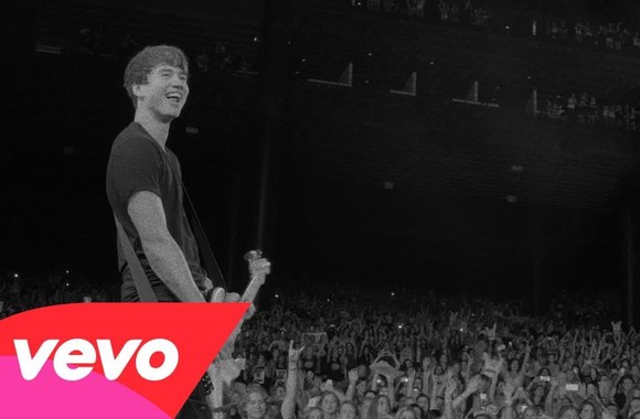 5-seconds-of-summer-shes-kinda-hot-live