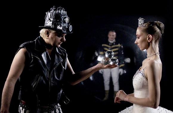 Kadras iš  G.Leškevičiaus dainos „Stiklo karoliukai“ vaizdo klipo